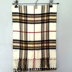 EUC Beautiful and super soft scarf with a cashmere feel and Italian desi…